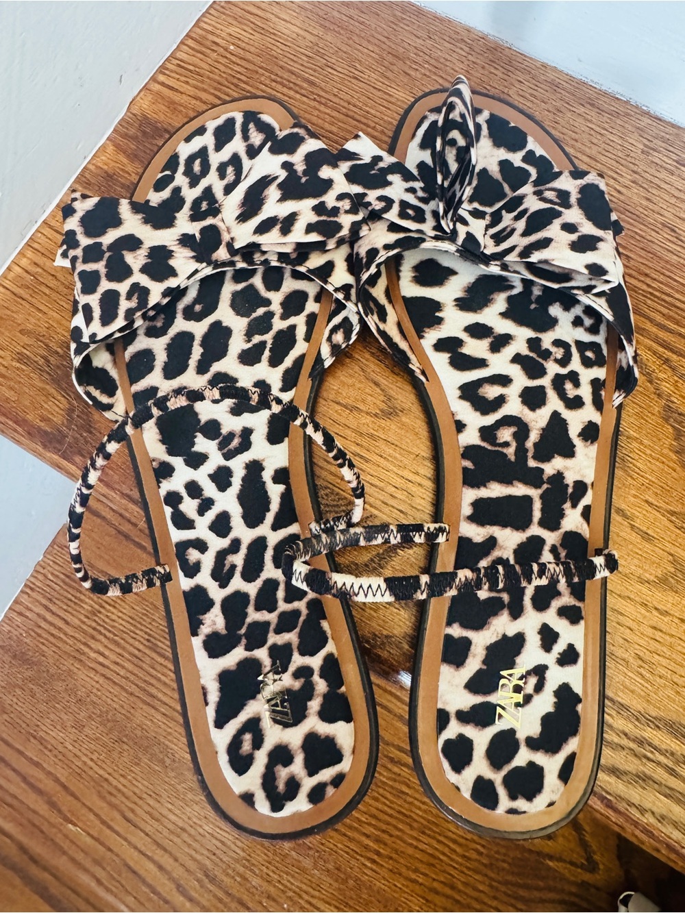 Zara Leopard Print Bow Toe-Loop Sandals - Black & Tan